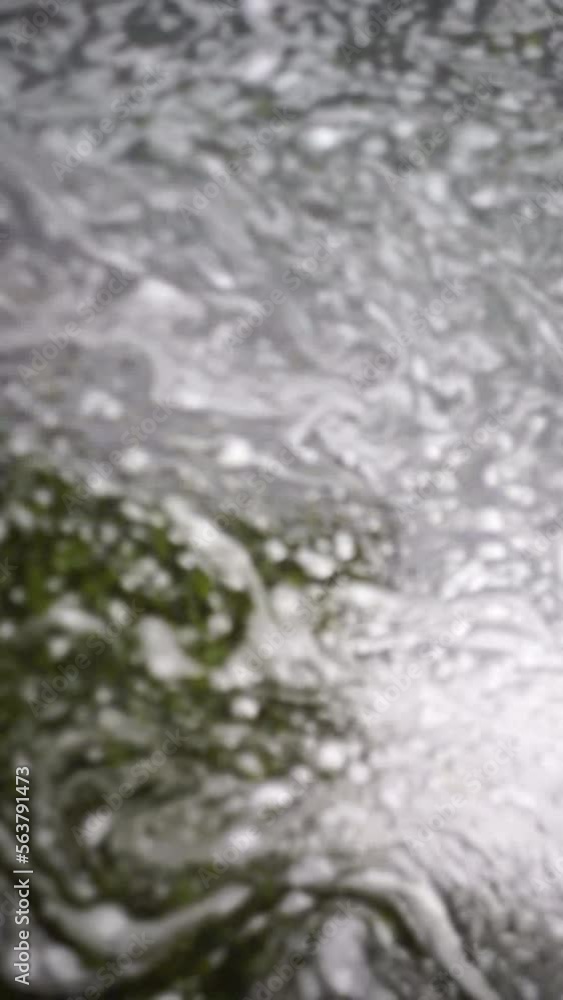 水面に浮かぶ泡が渦巻いて時間と空間の歪みを表している模様(縦構図)30s 水面に浮かぶ泡が渦巻いて時間と空間の歪みを表している模様(縦構図)30s