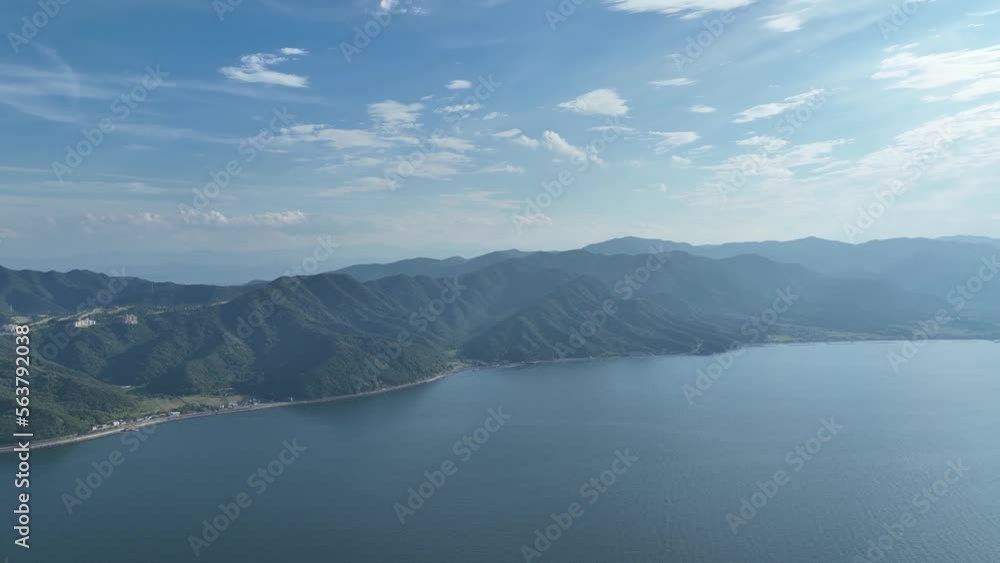 広い海と大きい山 広い海と大きい山