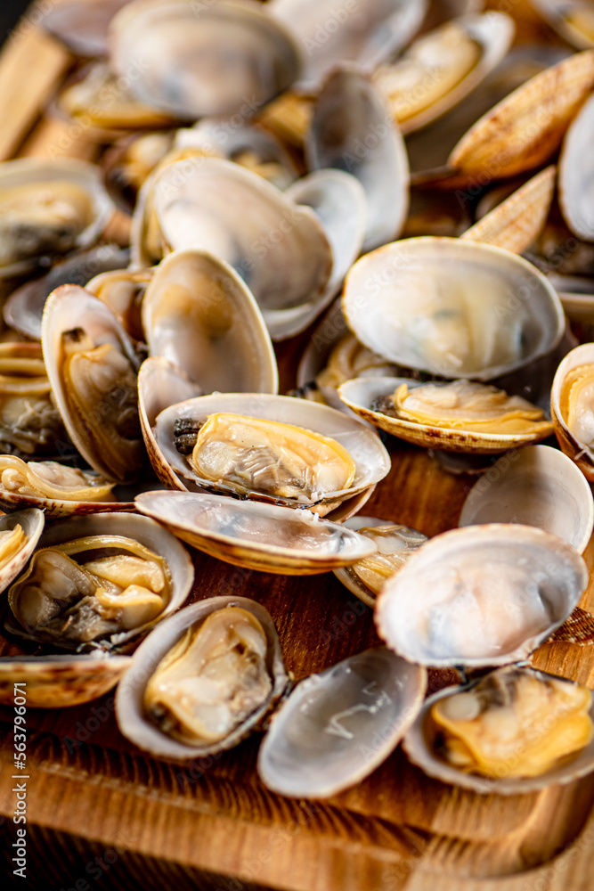 Fresh vongole on a cutting board. 