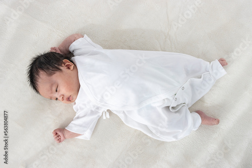 起きている赤ちゃんの全身（0歳1か月、日本人、男の子） photo