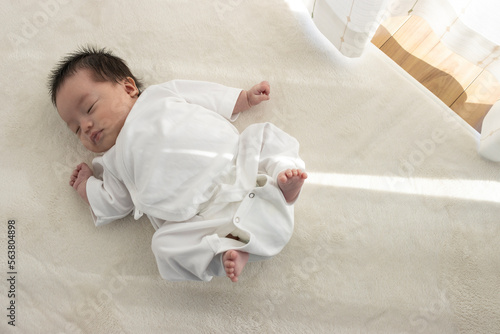 寝ている赤ちゃんの全身（0歳1か月、日本人、男の子） photo