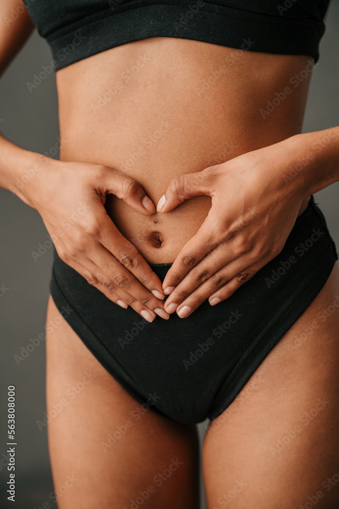 Φωτογραφία Close up off African American female making a heart shape with her hands on her