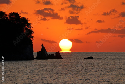 だるま夕日と咸陽島　（高知県　宿毛市　咸陽島公園）