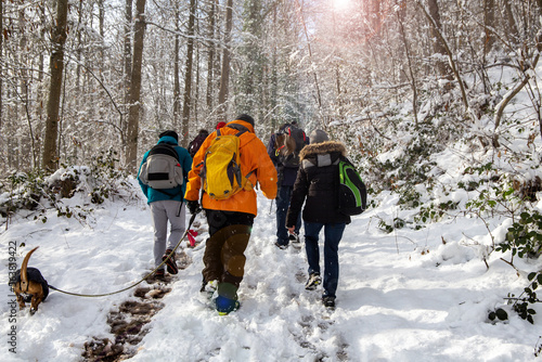 Gruppe beim Wandern im tiefverschneiten Winterwald