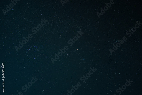 日本で見られる平地からの冬のオリオン座やスバルなどの星空