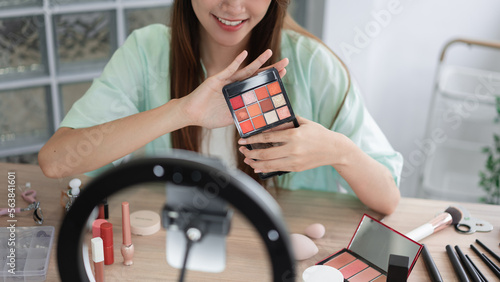 Foto Beauty Vlogger concept, Young woman show eyeshadow to presenting product and rec