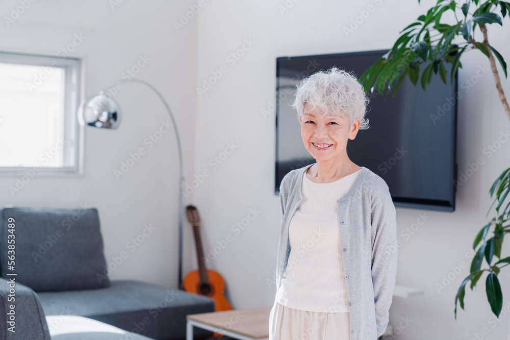笑顔でいきいきと暮らすシニアの女性 笑顔でいきいきと暮らすシニアの女性