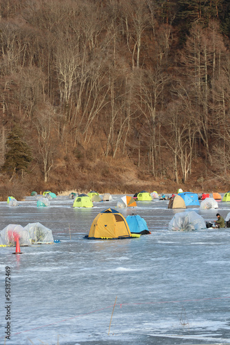 ワカサギ釣りの テントと 氷の湖