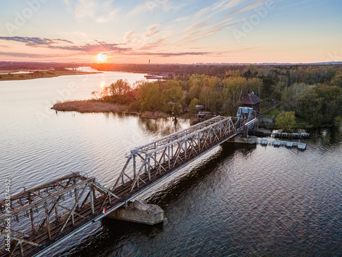 Fototapeta Naklejka Na Ścianę i Meble -  Stary kolejowy most zwodzony nad rzeką Regalica, Szczecin Podjuchy