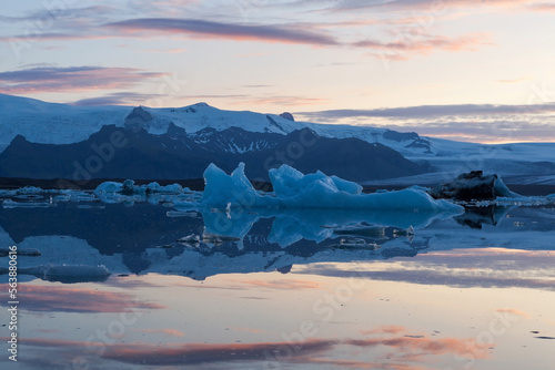 Fototapeta Naklejka Na Ścianę i Meble -  Beautiful sunset with melting icebergs of emerald turquoise blue in Jokulsarlon glacier lagoon. Iceland.