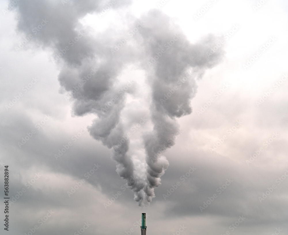 Rauch aus einem Industrieschornstein