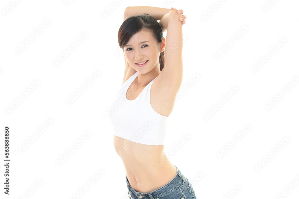 ストレッチをするタンクトップ姿の女性