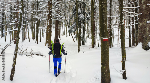 Giovane alpinista in escursione invernale in ambiente innevato nell'appenino italiano. Ciaspolata sui monti innevati in Italia. photo