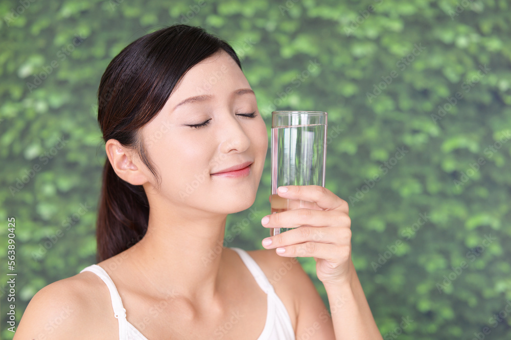 水分補給をする女性 水分補給をする女性