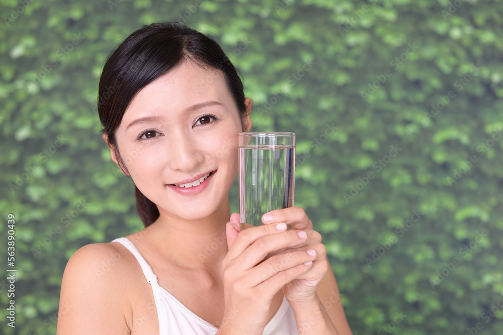 水分補給をする女性 水分補給をする女性