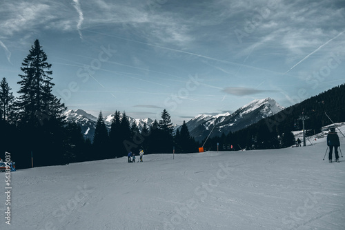 Foto Ski lanes under a blue sky
