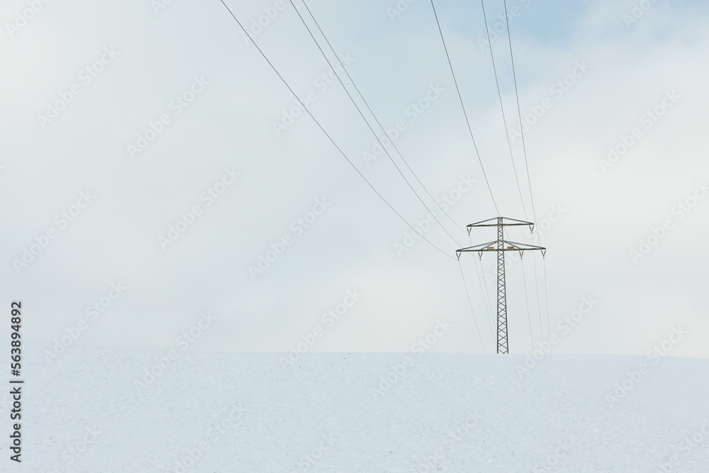 Einzelner Hochspannungsmast im Winter Einzelner Hochspannungsmast im Winter