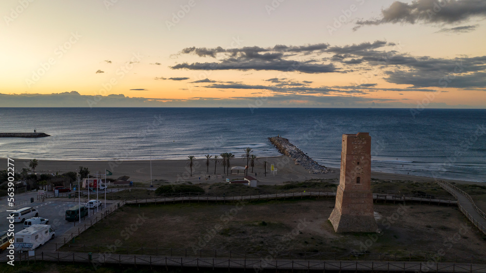 hermoso amanecer en la playa de Cabopino junto a torre ladrones, Marbella