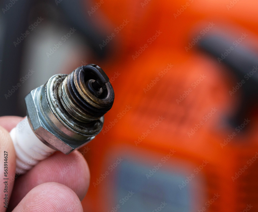 Foto de Wet spark plug in a chainsaw. Rich fuel mixture. Malfunction in the ignition system