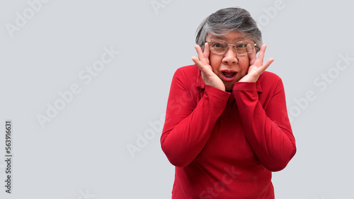 Foto Mujer mayor latina asombrada sorprendida