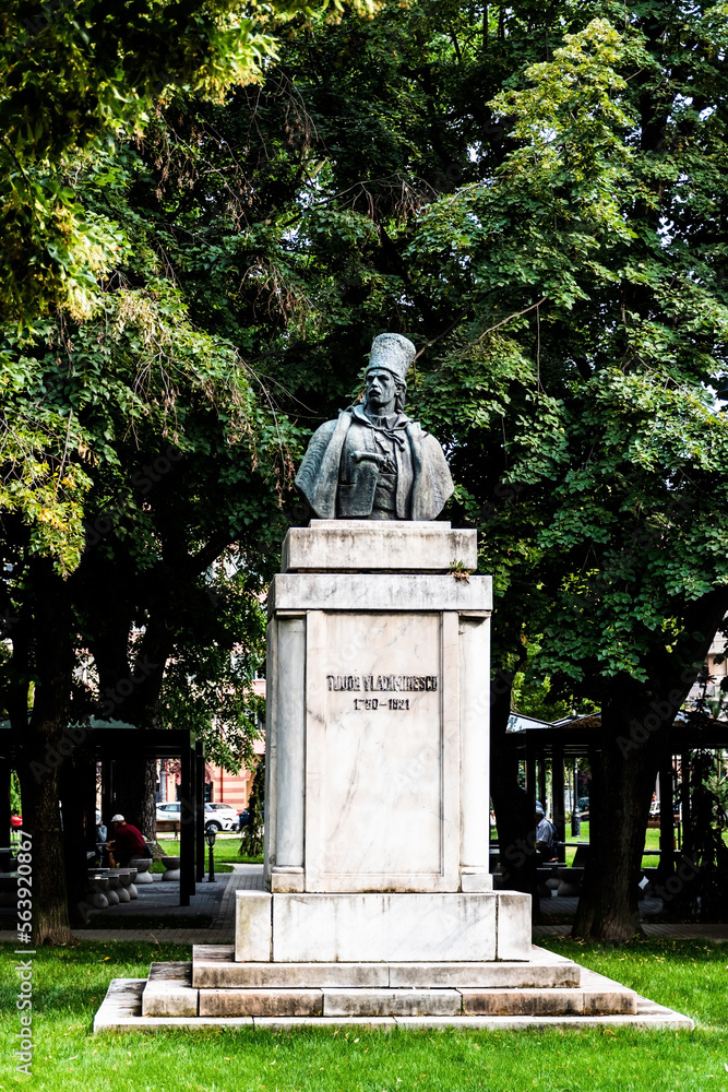 Obraz premium The statue of Tudor Vladimirescu in the Metropolitan Park. Targoviste, Romania.