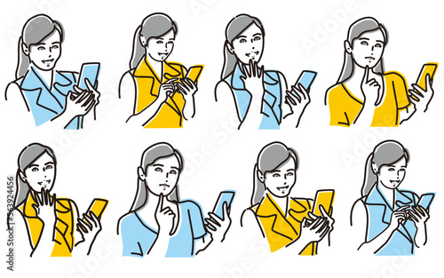 スマホを見て微笑んだり思案したりする素敵な女性