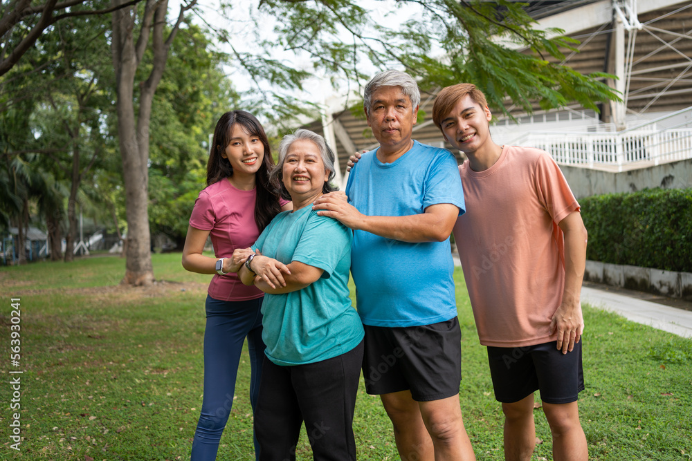 Obraz premium Healthy family group instructors workout in fresh air, and they rest and stand together after morning exercises in park. Outdoor activities, healthy lifestyle, strong bodies, fit figures, health care.