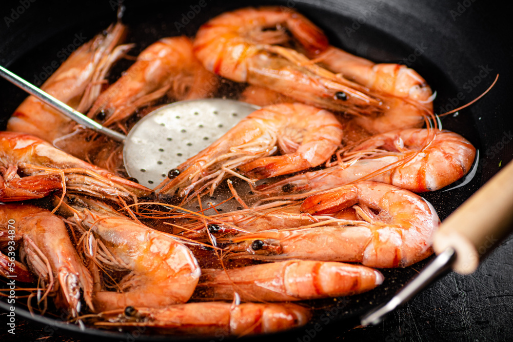 The shrimp are cooked in a pot of water. The shrimp are cooked in a pot of water.