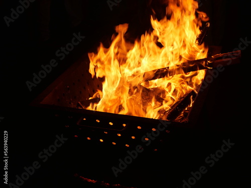 feu de bois dans un bac un feu dans la nuit