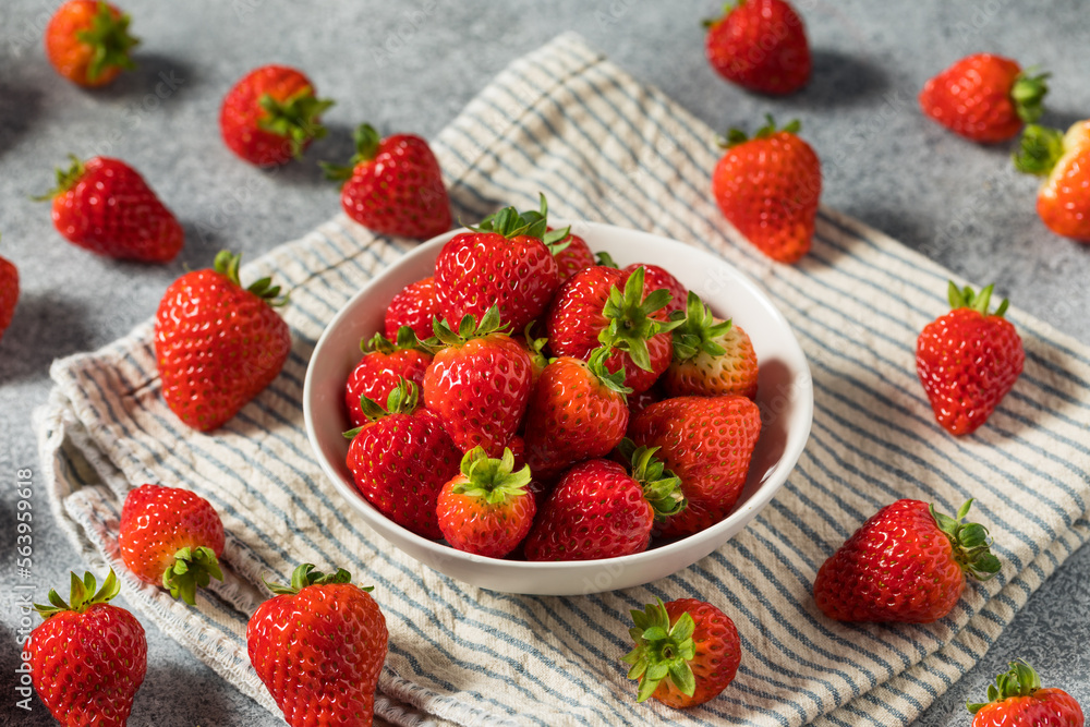 Raw Red Organic Sweet Strawberries Raw Red Organic Sweet Strawberries