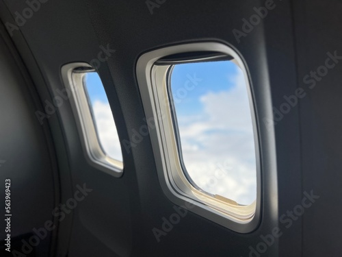 Duas janelas de avião com o céu ao fundo photo