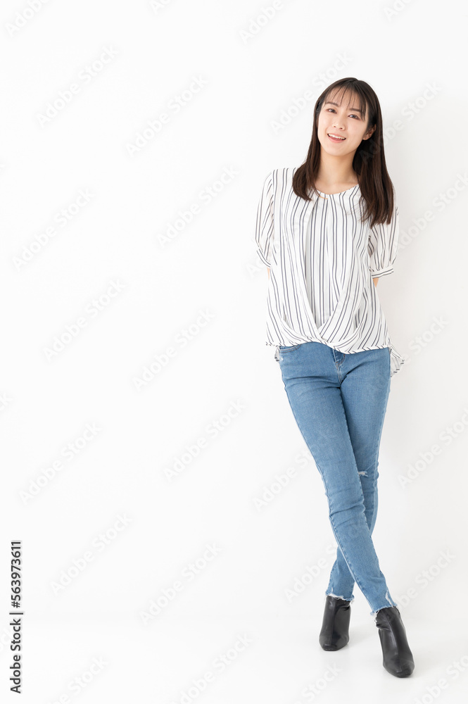 女性ポートレート 全身 カメラ目線 女性ポートレート 全身 カメラ目線