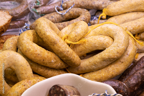 Butiffara de huevo (botifarra d'ou) en el mostrador de embutidos de una tienda
