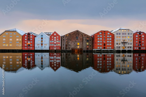 Obraz na płótnie River Nidelva in Trondheim, Norway w salonie