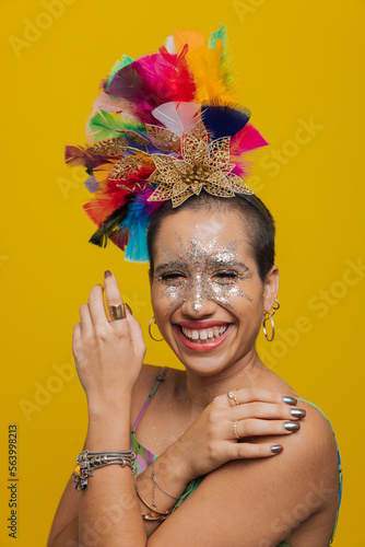 Mulher enfeitada e feliz no carnaval brasileiro photo