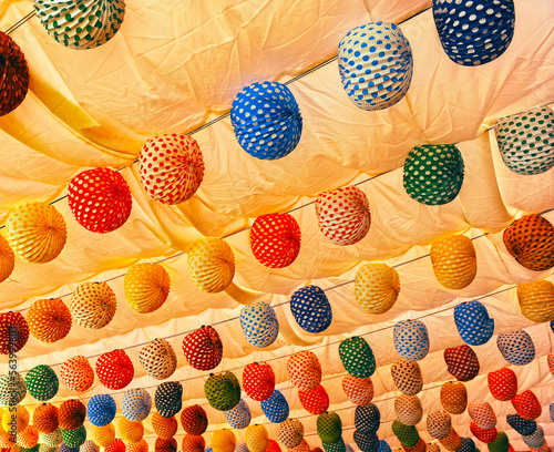 Fiesta y alegría. Farolillos de colores en el interior de una caseta de la Feria de Sevilla, Andalucía, España