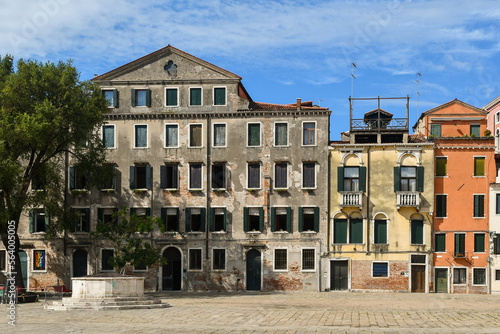 Campo San Polo square with the old octagonal well, San Polo sestiere, Venice, Veneto, Italy