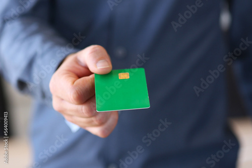 homme donne sa carte vitale - sécurité sociale française photo