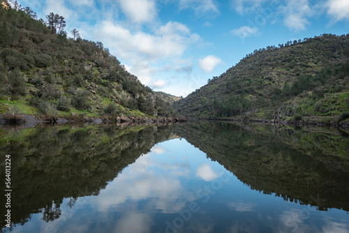 Entre montes e montanhas o rio Tua em Trás os Montes, Portugal