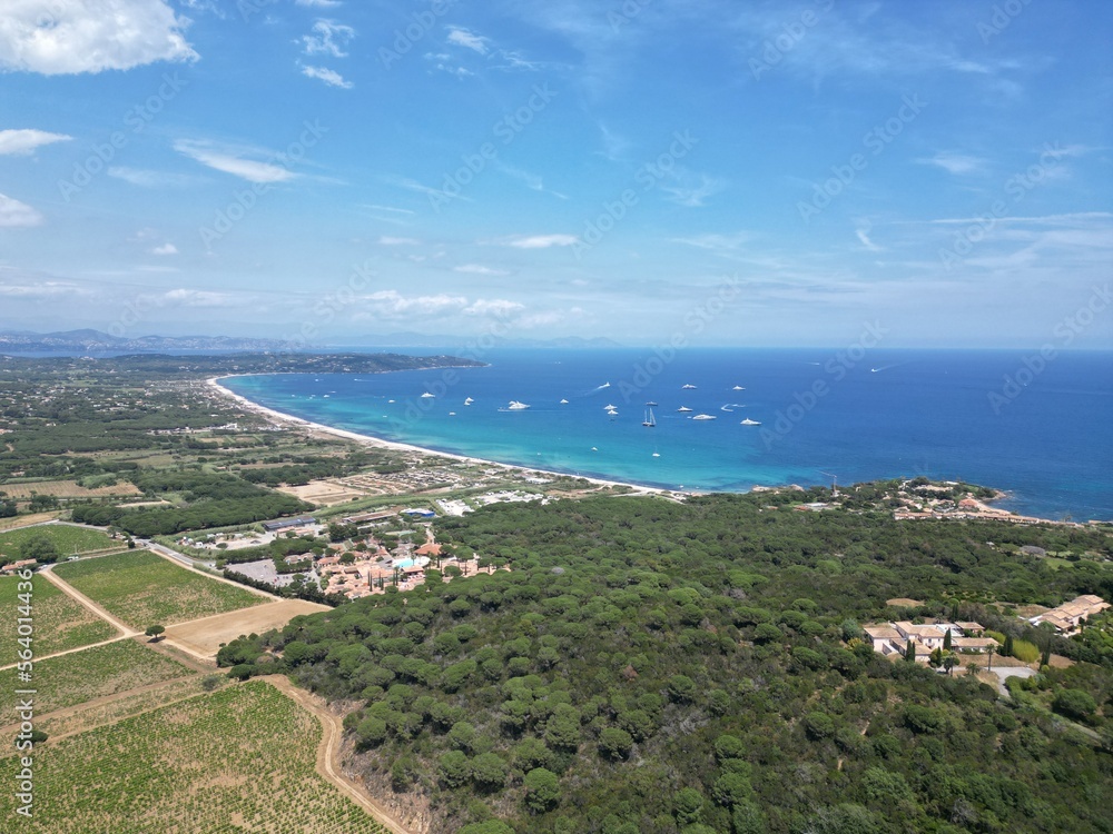 Vue aérienne d'un paysage de la côte d'azur dans le sud de la France