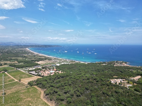 Vue aérienne d'un paysage de la côte d'azur dans le sud de la France