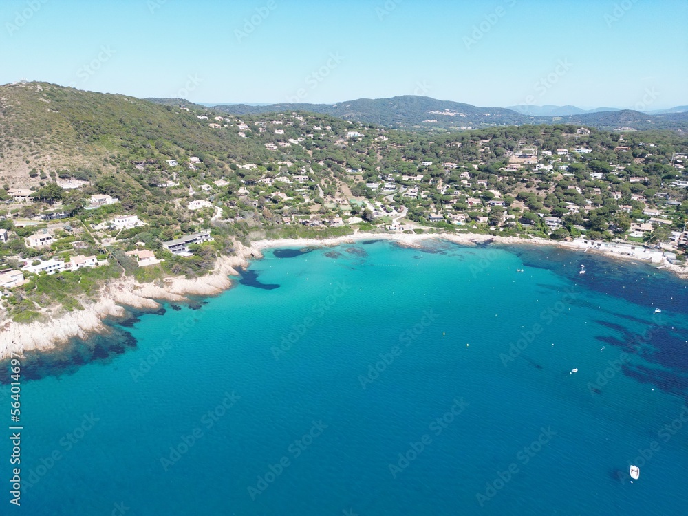 Vue aérienne de la côte méditerranéenne dans le sud de la France
