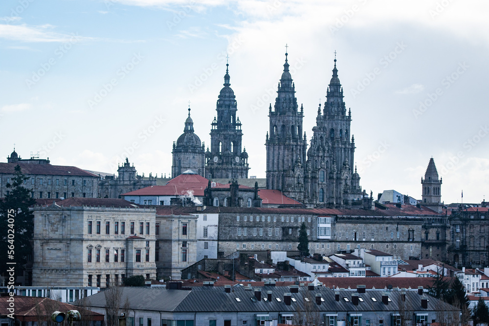 Obraz premium Catedral de Santiago viasta a distancia em dia de iverno e muita nevoa. Santiago da Compostela, Galicia Espanha.
