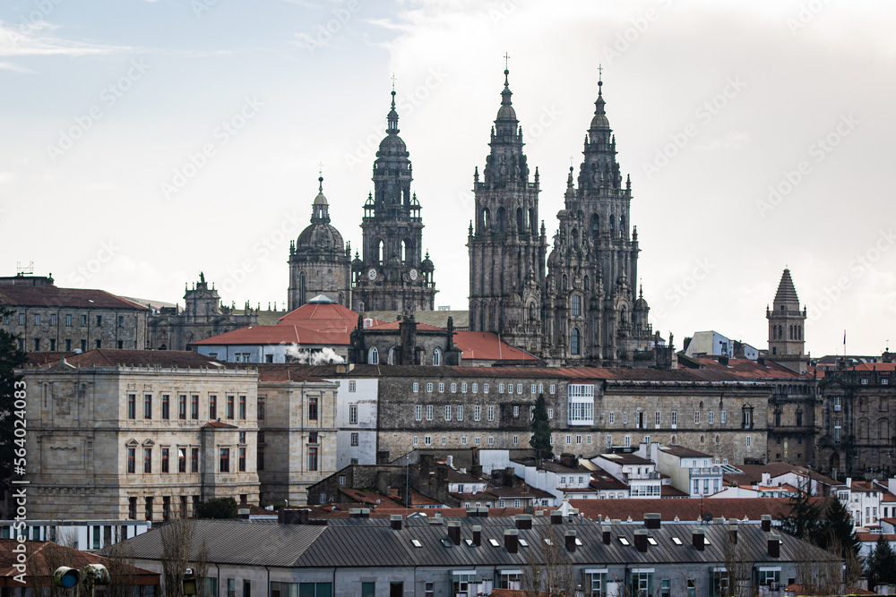 Fototapeta premium Catedral de Santiago viasta a distancia em dia de iverno e muita nevoa. Santiago da Compostela, Galicia Espanha.