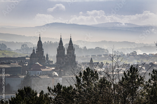 Catedral de Santiago viasta a distancia em dia de iverno e muita nevoa. Santiago da Compostela, Galicia Espanha.