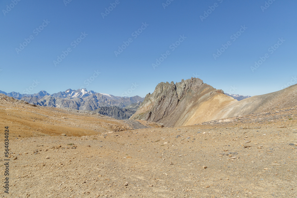 Randonnée au sommet du Mont Thabor dans les Alpes françaises en été Randonnée au sommet du Mont Thabor dans les Alpes françaises en été