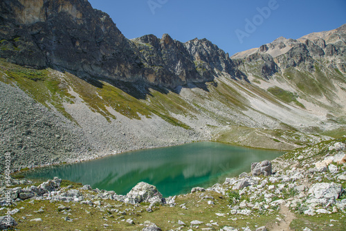 Fototapeta Naklejka Na Ścianę i Meble -  Lac Lavoir niché au pied du Mont Thabor dans les Alpes françaises en été 