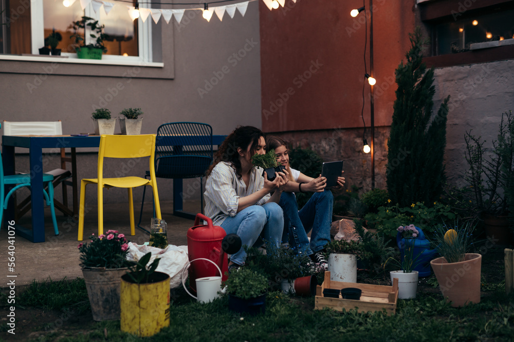 Naklejka premium Promoting small family business on social media