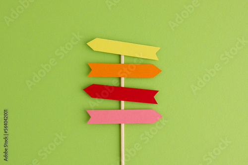 Wegweiser zur Orientierung mit vier Pfeilen und Platz für Text - Bunte Grafik aus Papier