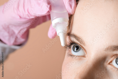 Ophthalmologist putting dro...